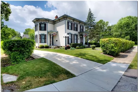 8937 Highland Dr, Brecksville, OH 44141