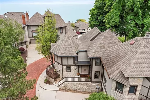 440 Darbys Run #21, Bay Village, OH 44140