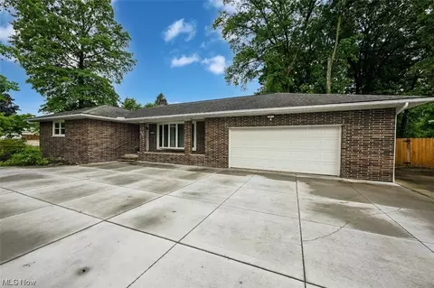 1915 Bridger Rd, Akron, OH 44312