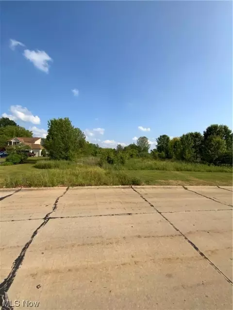 17 Hunters Ridge Ln #NO 2 BLKB, Olmsted Twp, OH 44138