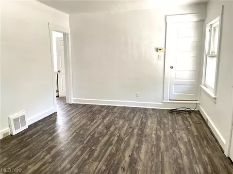 885 E 239th St, Euclid, OH 44123 photo 3