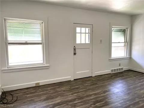 885 E 239th St, Euclid, OH 44123 photo 2
