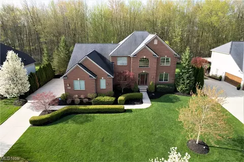 32977 Saint James Trl, Avon, OH 44011
