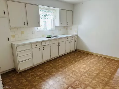 543 E 208th St, Euclid, OH 44119 photo 6