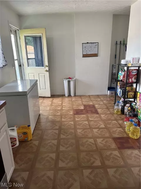 941 E 250th St, Euclid, OH 44132 photo 4