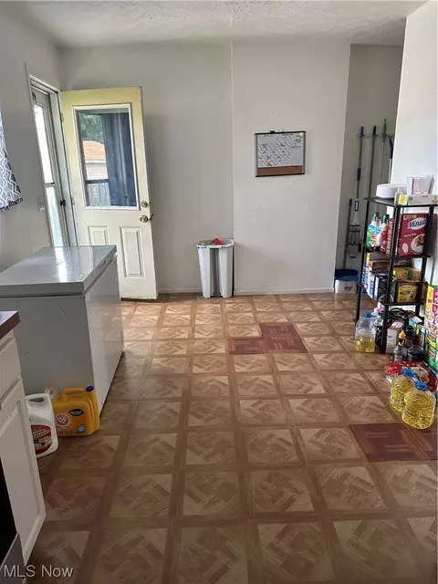 941 E 250th St, Euclid, OH 44132 photo 4