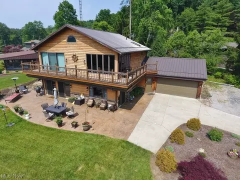 9241 N Shore Dr NE, Mineral City, OH 44656