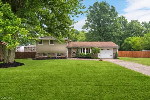 6665 Ridge Plaza Dr, North Ridgeville, OH 44039