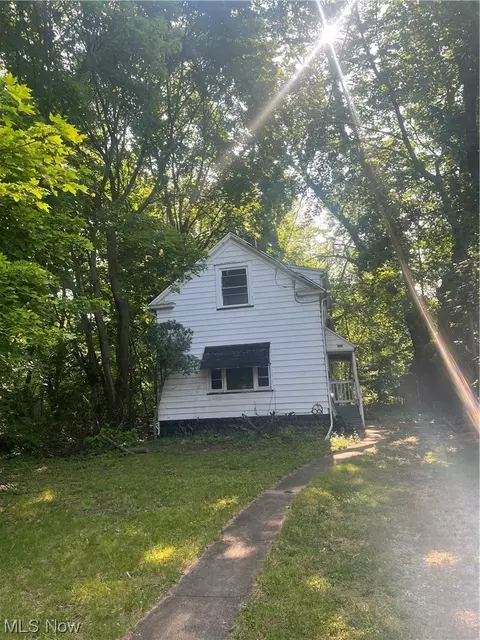 493 Bacon Ave, Akron, OH 44320