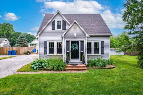 211 Erie Ave, Hartville, OH 44632
