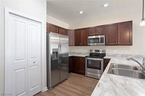 244 Silver Spring Cir, Elyria, OH 44035 photo 8