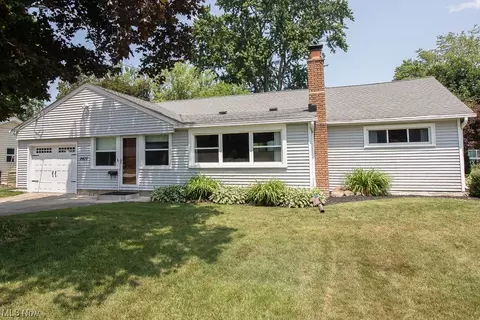 8415 Grenway Dr, Mentor, OH 44060