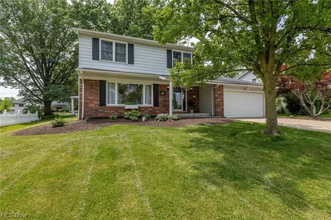 4424 Rollingview Dr, Seven Hills, OH 44131 photo 2