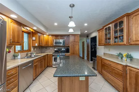 4424 Rollingview Dr, Seven Hills, OH 44131 photo 4