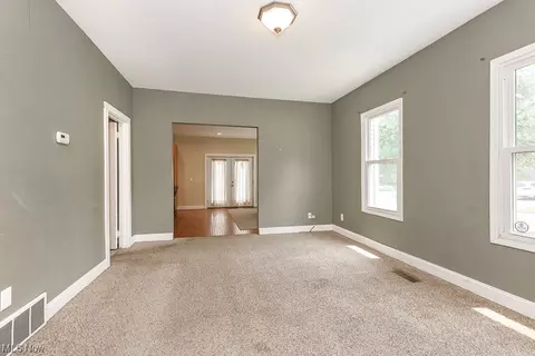 172 Beech St, Berea, OH 44017 photo 2