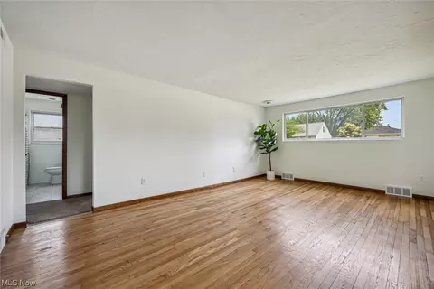 581 Longfellow Dr, Berea, OH 44017 photo 9