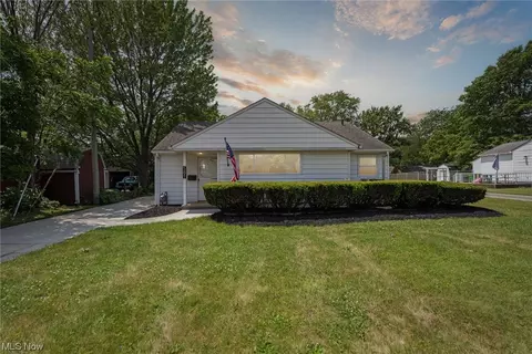 581 Longfellow Dr, Berea, OH 44017 photo 1