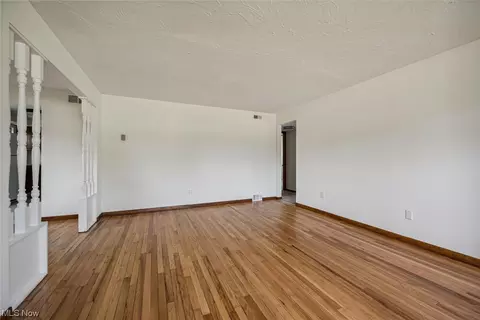 581 Longfellow Dr, Berea, OH 44017 photo 8