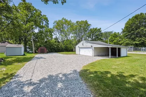 581 Longfellow Dr, Berea, OH 44017 photo 3