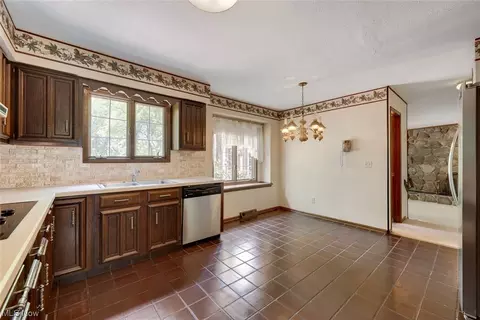 305 Simich Dr, Seven Hills, OH 44131 photo 16