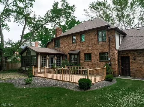 305 Simich Dr, Seven Hills, OH 44131 photo 3