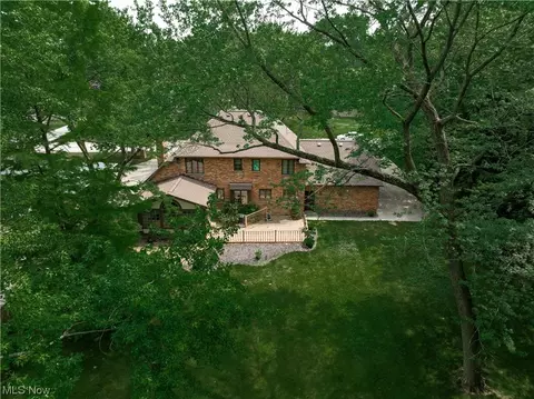 305 Simich Dr, Seven Hills, OH 44131 photo 5