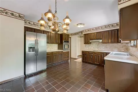 305 Simich Dr, Seven Hills, OH 44131 photo 17