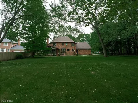 305 Simich Dr, Seven Hills, OH 44131 photo 6