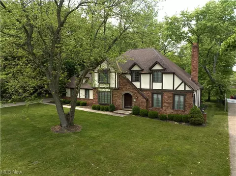 305 Simich Dr, Seven Hills, OH 44131 photo 2