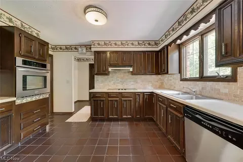 305 Simich Dr, Seven Hills, OH 44131 photo 13