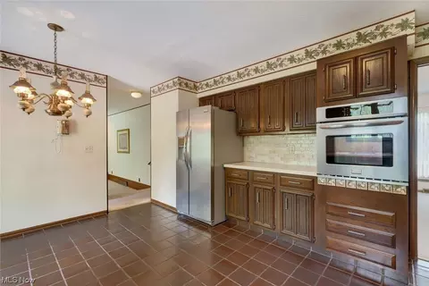 305 Simich Dr, Seven Hills, OH 44131 photo 18