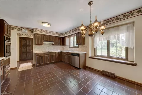 305 Simich Dr, Seven Hills, OH 44131 photo 15