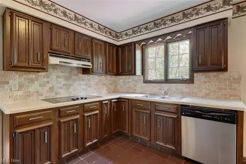 305 Simich Dr, Seven Hills, OH 44131 photo 14