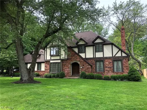 305 Simich Dr, Seven Hills, OH 44131 photo 1