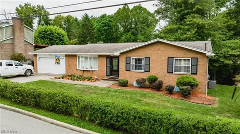 3 Ashwood Dr, Vienna, WV 26105
