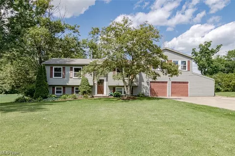17555 Indian Hills Dr, Chagrin Falls, OH 44023