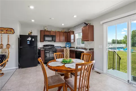 213 Fairfield Dr, Elyria, OH 44035 photo 5