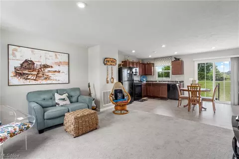 213 Fairfield Dr, Elyria, OH 44035 photo 2