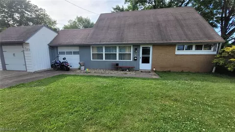 2364 Buckeye Cir, Youngstown, OH 44502