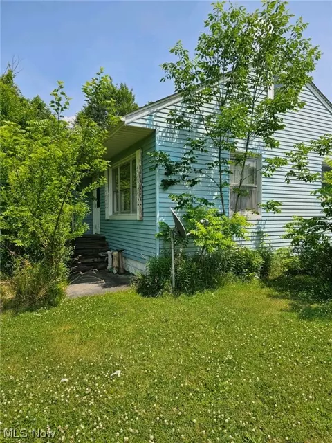 11401 Martha Dr, Elyria, OH 44035 photo 2