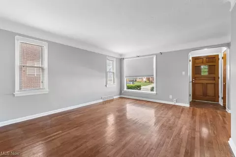 6115 Kelsey Rd, Parma, OH 44129 photo 2