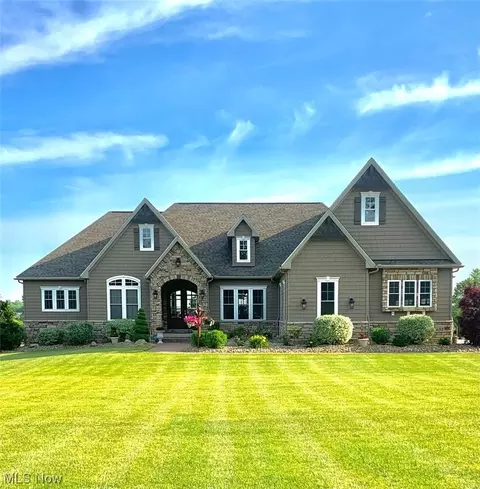 637 Lyonswood Dr, Hinckley, OH 44233