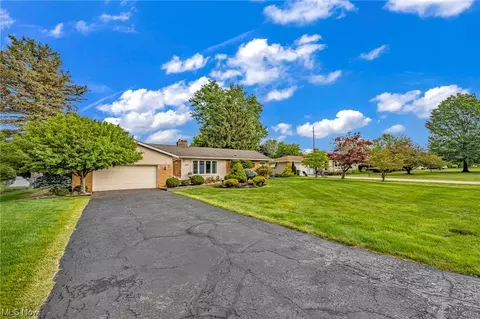 155 Nottingham Dr, Elyria, OH 44035 photo 2