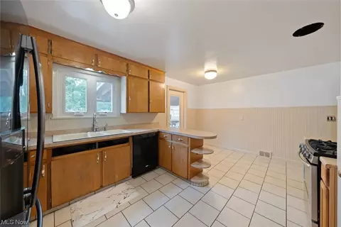 4800 Elyria Ave, Lorain, OH 44055 photo 6