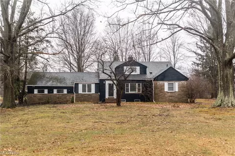 145 N Strawberry Ln, Moreland Hills, OH 44022