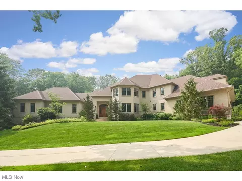 1988 Four Seasons Dr, Akron, OH 44333