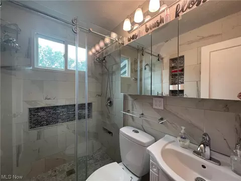 2426 E 35th St, Lorain, OH 44055 photo 9