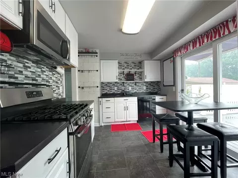 2426 E 35th St, Lorain, OH 44055 photo 2