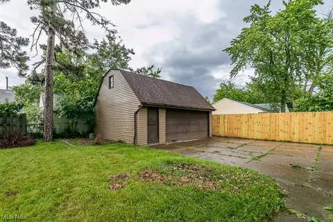 30013 Robert St, Wickliffe, OH 44092 photo 3