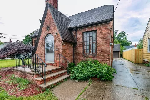 30013 Robert St, Wickliffe, OH 44092 photo 2